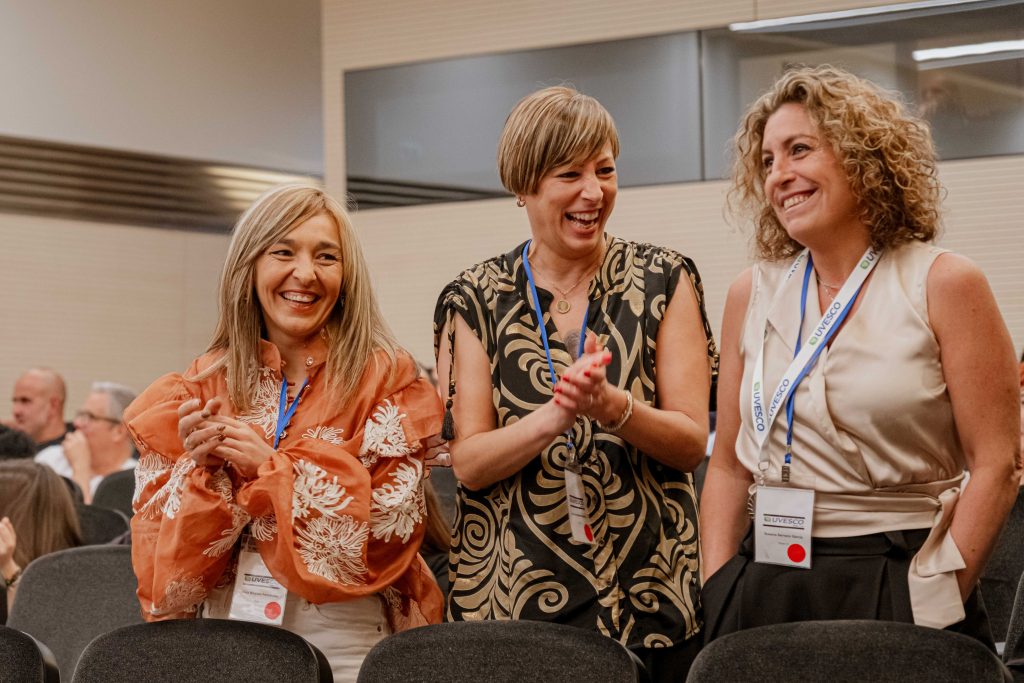 Participantes interactuando durante una conferencia de neurociencia aplicada.